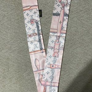 Fashion scar , can be used on neck or as head band.